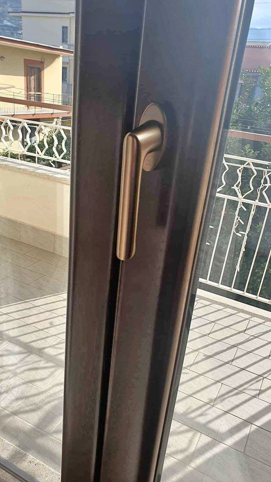 Acerra: bimba di 5 anni muore cadendo dal balcone